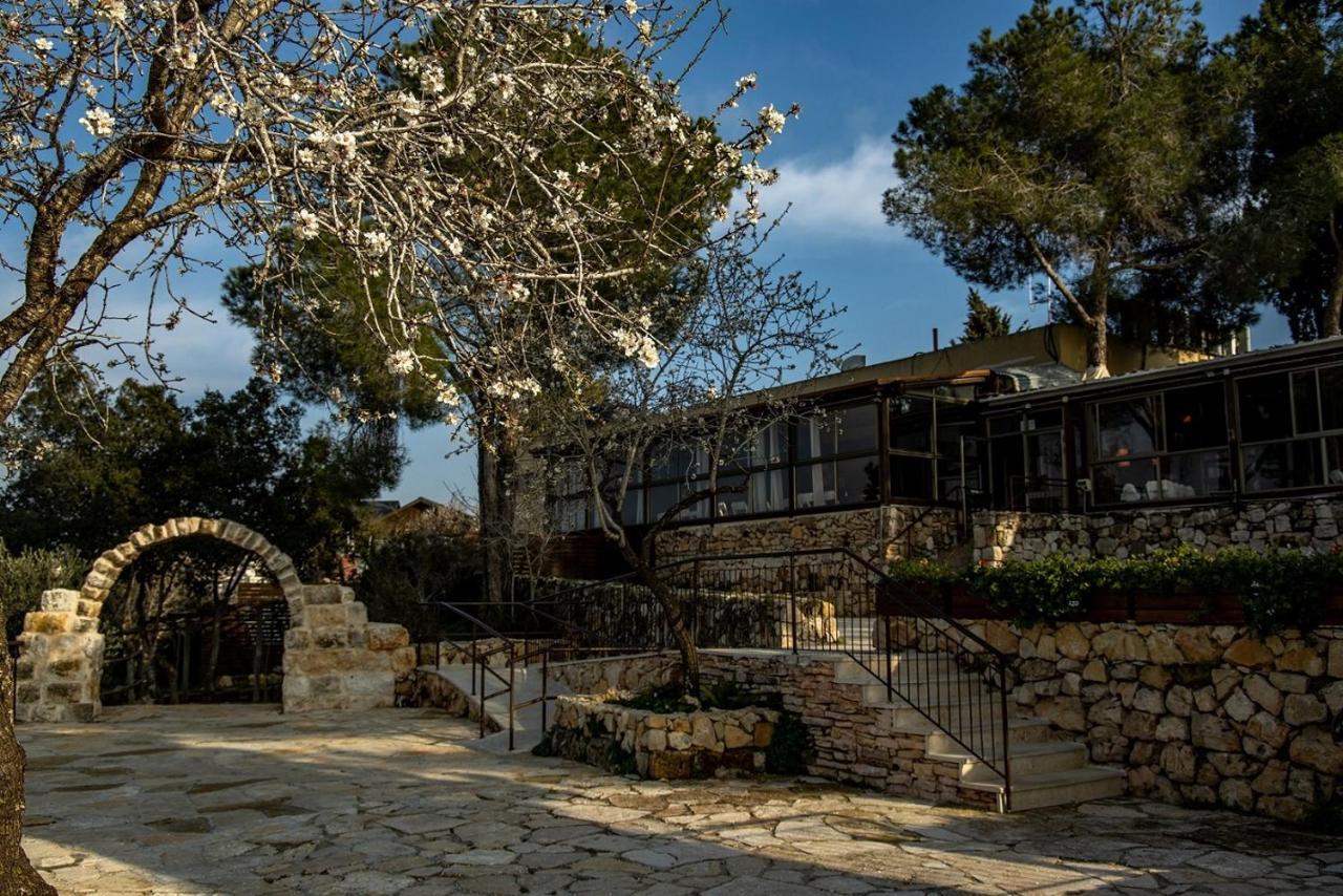 Logos Hotel In Yad Hashmona Exteriör bild